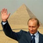 Putin waving background Egypt pyramid